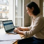 Auto-entrepreneuse artisan française déclarant son chiffre d’affaires en ligne sur le portail URSSAF